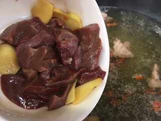 枸杞猪肝皮蛋瘦肉汤(清肝明目,倒入猪肝，接着直接倒入枸杞菜