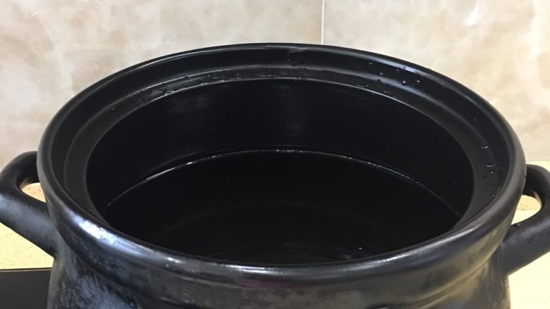 水蛇土茯苓祛湿汤,准备一个锅