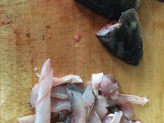 一鱼两吃,一分为二，鱼肉切成片，鱼头鱼骨剁成大块