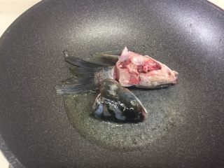 一鱼两吃,锅中放油煎鱼头