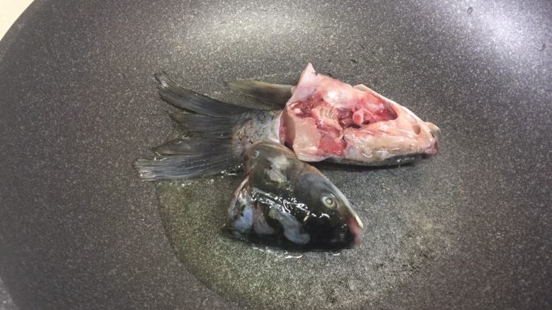 一鱼两吃,锅中放油煎鱼头
