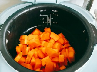 南瓜烫面团,放入电饭锅内胆，加水200克。