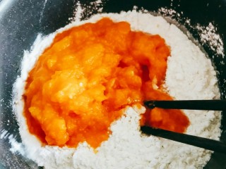 南瓜烫面团,用筷子搅拌！