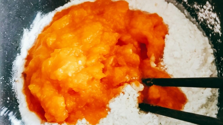 南瓜烫面团,用筷子搅拌！