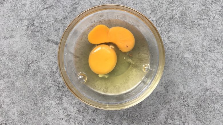 嫩滑花蛤蒸蛋,鸡蛋2个打散