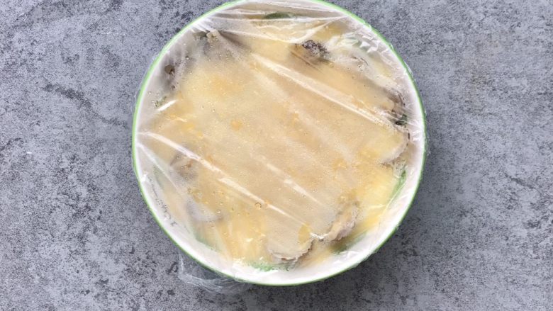 嫩滑花蛤蒸蛋,摆上花蛤（蒸碗用浅碗最佳哦）用保鲜膜盖好，牙签在保鲜膜上扎5-6个孔