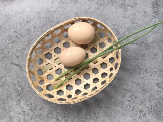 嫩滑花蛤蒸蛋,食材准备：草鸡蛋2个、葱叶