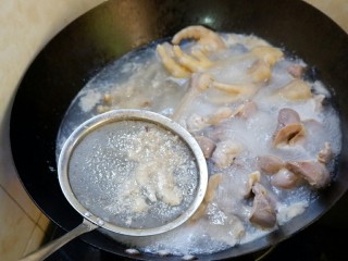 她爸的下酒菜之卤鸡胗卤鸡爪,在水完全沸腾前撇浮沫。水开以后，关火。