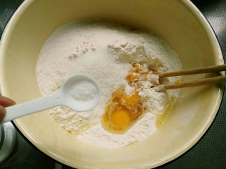 毛毛虫南瓜面包,加入面粉、白糖、鸡蛋和食盐