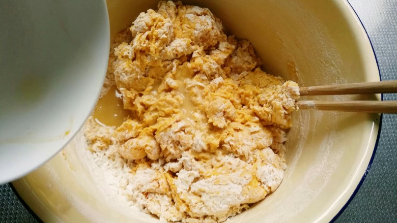 毛毛虫南瓜面包,50ml温水化开酵母粉，静置2分钟，倒入面盆中搅拌均匀，和成面团