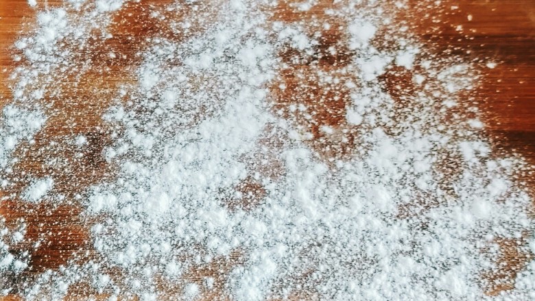 南瓜烫面团,案板上散上面粉。