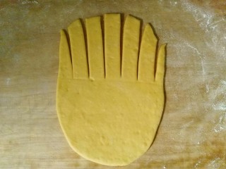毛毛虫南瓜面包,从中间分开，上半部分用刀切成宽条状，注意每条都要分开，不要粘连