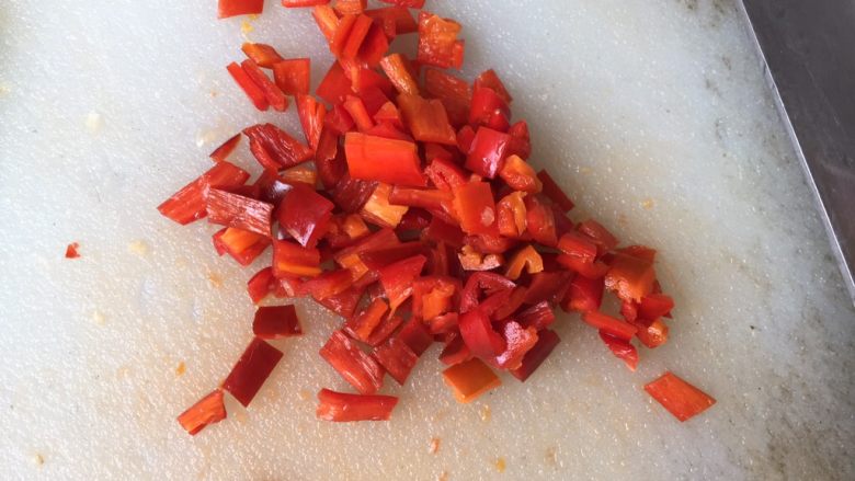 意式肉酱烤茄子,红辣椒洗净后切细小（怕太辣的可把里面的籽去掉）