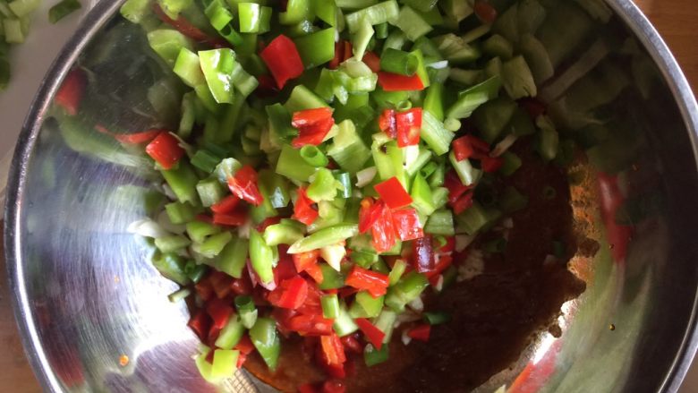 意式肉酱烤茄子,加入切好的红辣椒、青辣椒和葱花