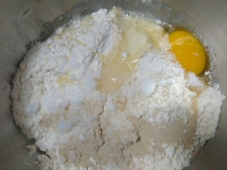 可爱蓝莓甜甜圈（非油炸烤箱版）,面包圈用材料除了植物油之外的其他材料投入，一个鸡蛋再加两个蛋清，之后用牛奶补到175克。