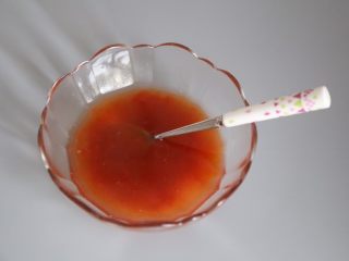 酸甜开胃 糖醋里脊,用番茄酱、白醋、白砂糖混合调成酸甜汁。