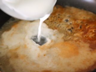 酸甜开胃 糖醋里脊,在酸甜汁里倒入调好的水淀粉，混合煮到浓稠昨天。