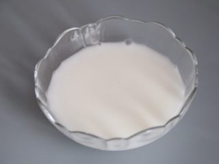 酸甜开胃 糖醋里脊,剩余的淀粉加水调成水淀粉。