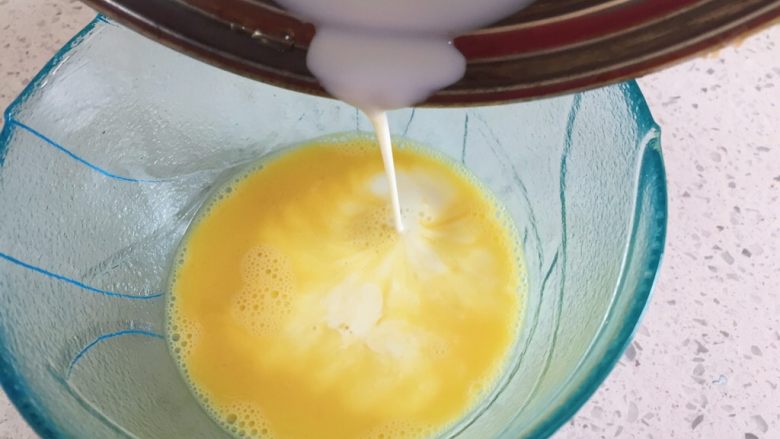 茶杯布丁,将晾凉的加糖牛奶倒入鸡蛋液中