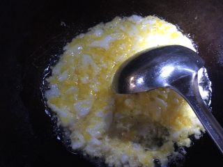 韭菜鸡蛋馅饺子,打入鸡蛋一直用勺子搅和防止成型