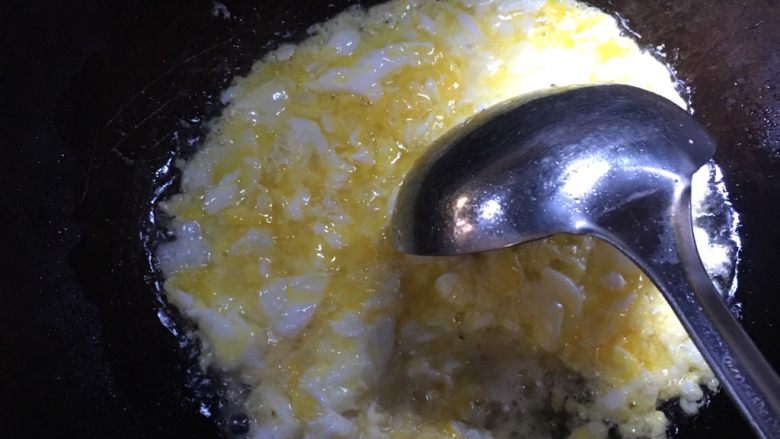 韭菜鸡蛋馅饺子,打入鸡蛋一直用勺子搅和防止成型