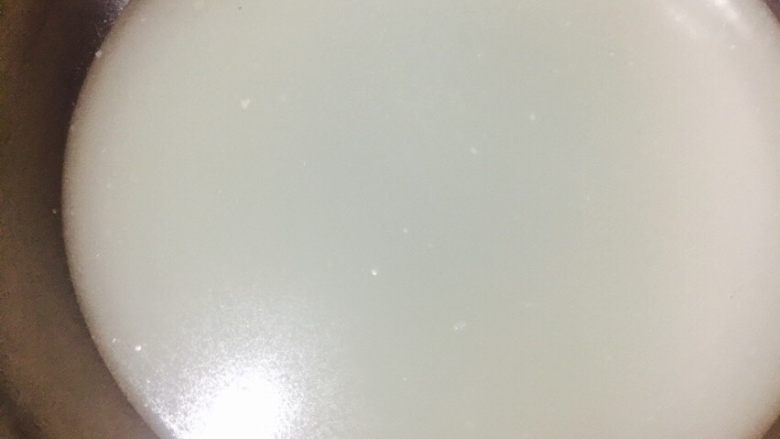 水晶皮冻,第一次 搓洗后的水  白白的脂肪水 
