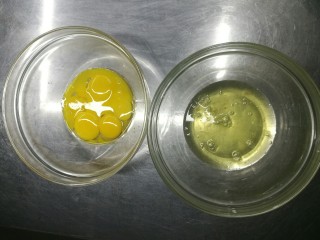 治愈系甜品——蛋糕卷,分离鸡蛋，蛋清和蛋黄分别装在两个玻璃碗中。碗中不能有水有油。