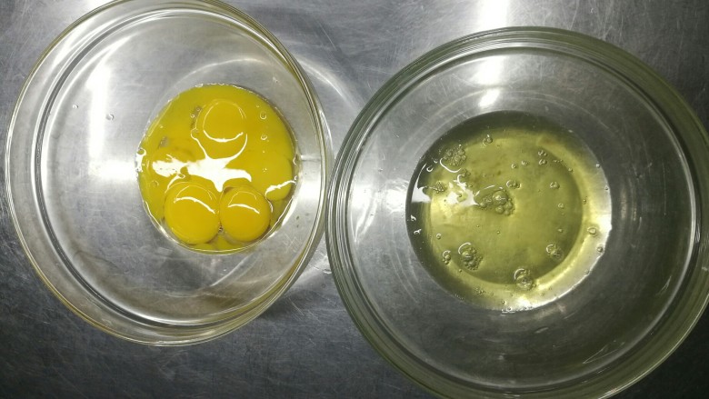 治愈系甜品——蛋糕卷,分离<a style='color:red;display:inline-block;' href='/shicai/ 9'>鸡蛋</a>，蛋清和蛋黄分别装在两个玻璃碗中。碗中不能有水有油。