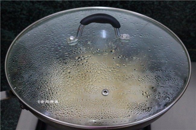 鲜嫩多汁的凉薯鲜肉煎饺,遮上锅盖，大火煎5分钟至水分完全吸收
