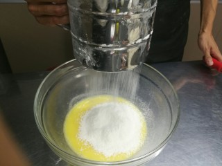 治愈系甜品——蛋糕卷,加入过筛的低筋面粉，搅拌均匀，直至看不见粉类即可，切忌过度搅拌，面粉起筋。