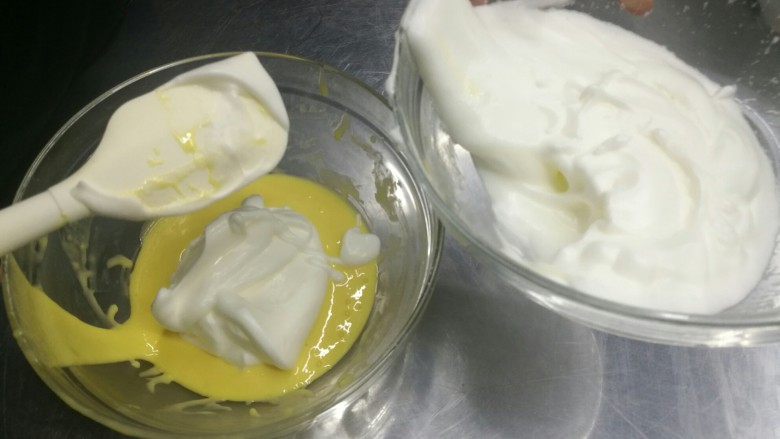 治愈系甜品——蛋糕卷,打好的蛋白分三次加入蛋黄糊中划大圈拌匀。