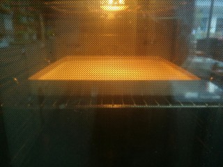 治愈系甜品——蛋糕卷,烤箱中层，160℃，25分钟。温度过高，蛋糕卷容易裂。