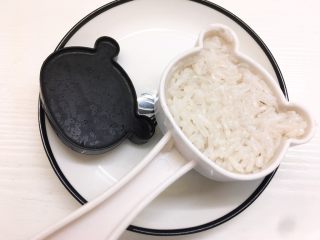 小熊蛋包饭,模具中加入米饭，按压出小熊形状，如果没有模具可以用手捏