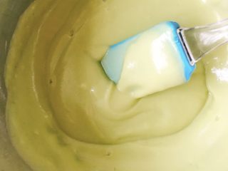 软噗噗的牛油果益力多小蛋糕,翻拌完成的牛油果蛋黄糊是这样的，光滑柔顺，捞起来落下的时候呈瀑布片状。然后放一边备用。