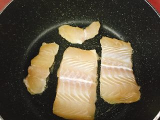 快手煎龙利鱼柳
（其实是巴沙鱼柳）,刚摆好立即拍照的，可以隐约看见鱼肉下面那一面已经变白了！