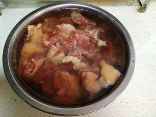 酸萝卜老鸭汤煲,子放在一个小盆里注入清水，把鸭子的血水泡出来。