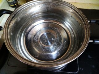 酸萝卜老鸭汤煲,准备一口锅注入清水，把水烧开
