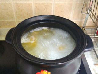 酸萝卜老鸭汤煲,这时侯可以把燃气打开调到大火，把老鸭汤烧开。