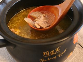 酸萝卜老鸭汤煲,定时90分钟后就可以食用了。