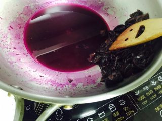 葡萄🍇果酱,看到汤汁 变成紫红色 扔掉 葡萄皮