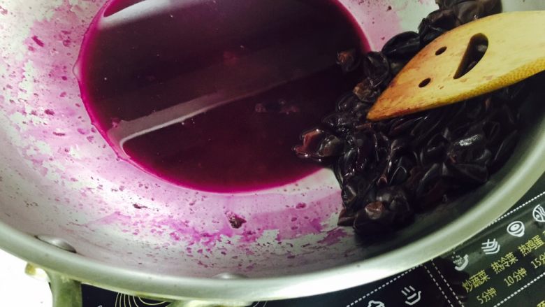 葡萄🍇果酱,看到汤汁 变成紫红色 扔掉 葡萄皮