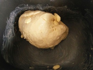 金砖土司,除黄油以外的材料按照先放液体后分类的顺序放入面包桶，在面粉中央挖个洞，酵母放在洞中盖住。和至扩展阶段时加入室温软化的黄油继续和。 