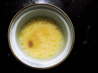 完美秋葵星星⭐蒸蛋（零失手新手必看）,然后充分搅拌均匀，搅拌越均匀蒸出来越细腻。加入虾粉。
