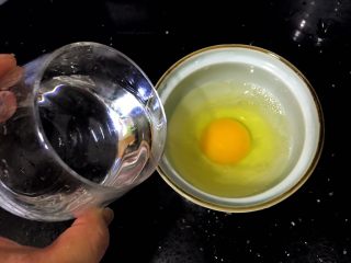 完美秋葵星星⭐蒸蛋（零失手新手必看）,将鸡蛋打如碗中不要搅拌（敲黑板不要搅拌，不要搅拌，不要搅拌，一旦搅拌就很容易沾碗和组织粗糙），加入等量的水（冬天加温水，夏天加常温的水就可以，如果鸡蛋是从冰箱里拿出来的就加温水）。