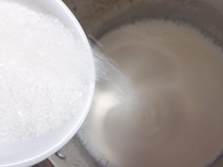 芒果牛奶布丁,根据个人口味适量倒入白砂糖