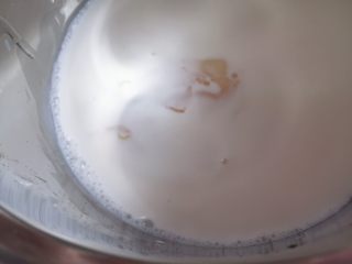 芒果牛奶布丁,加入软化后的吉利丁片，加热至白砂糖和吉利丁片溶解，不要煮沸