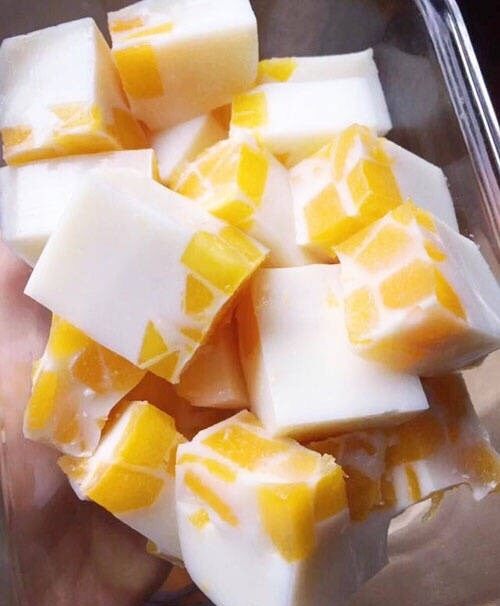 芒果牛奶布丁,如果不喜欢软嫩嫩的可以多放一片吉利丁片，这样冷藏后就可以脱模切成块状（此图来自网络）