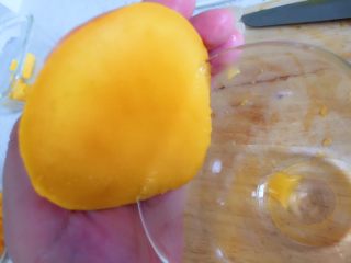 芒果牛奶布丁,方法二：半个芒果沿着杯沿去皮