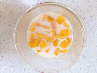 芒果牛奶布丁,加热好的奶晾凉后倒入放芒果丁的容器中