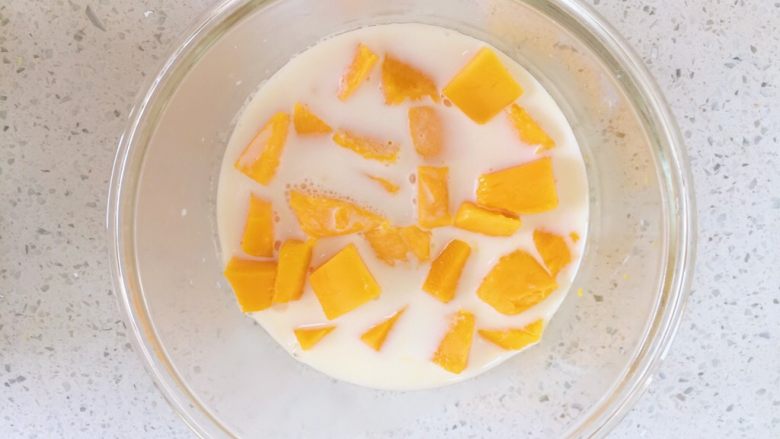 芒果牛奶布丁,加热好的奶晾凉后倒入放芒果丁的容器中